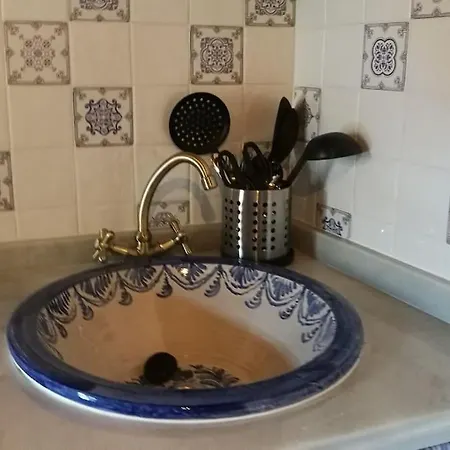 Cerca De La Alhambra, La Casa Del Cuento, Primero *